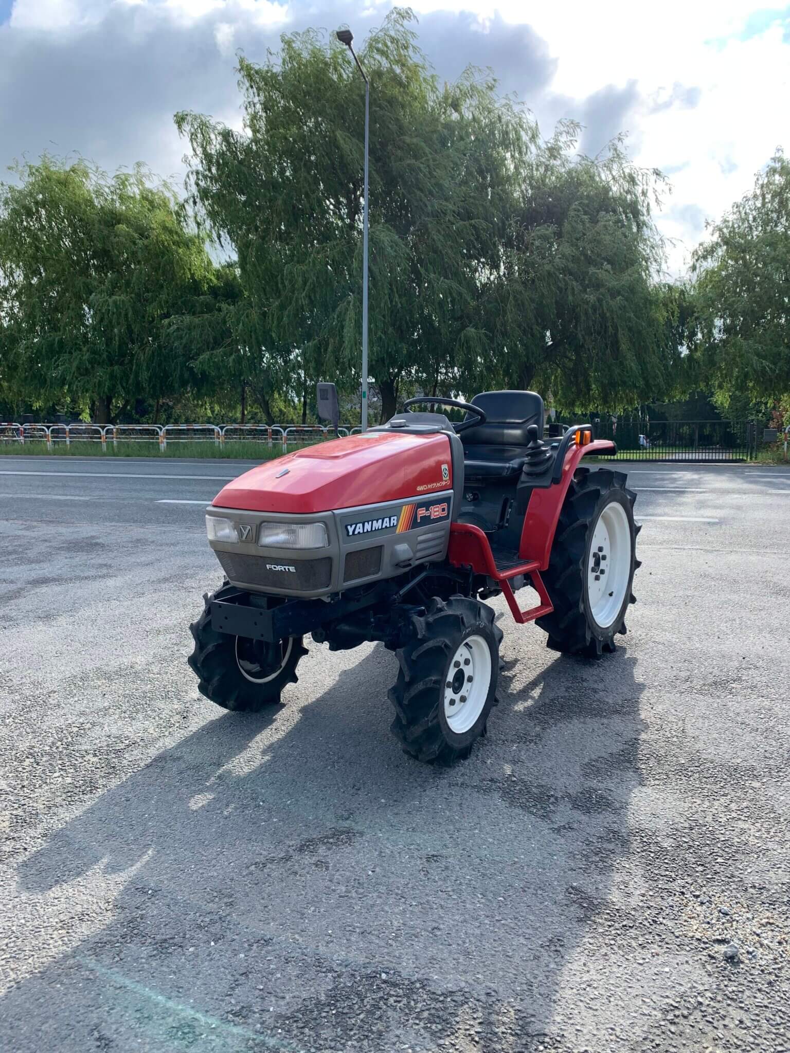 Traktorek Yanmar F180