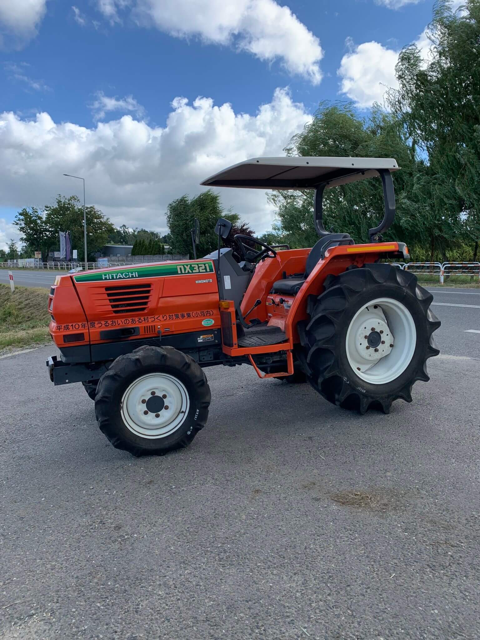 Traktorek Hitachi NX321