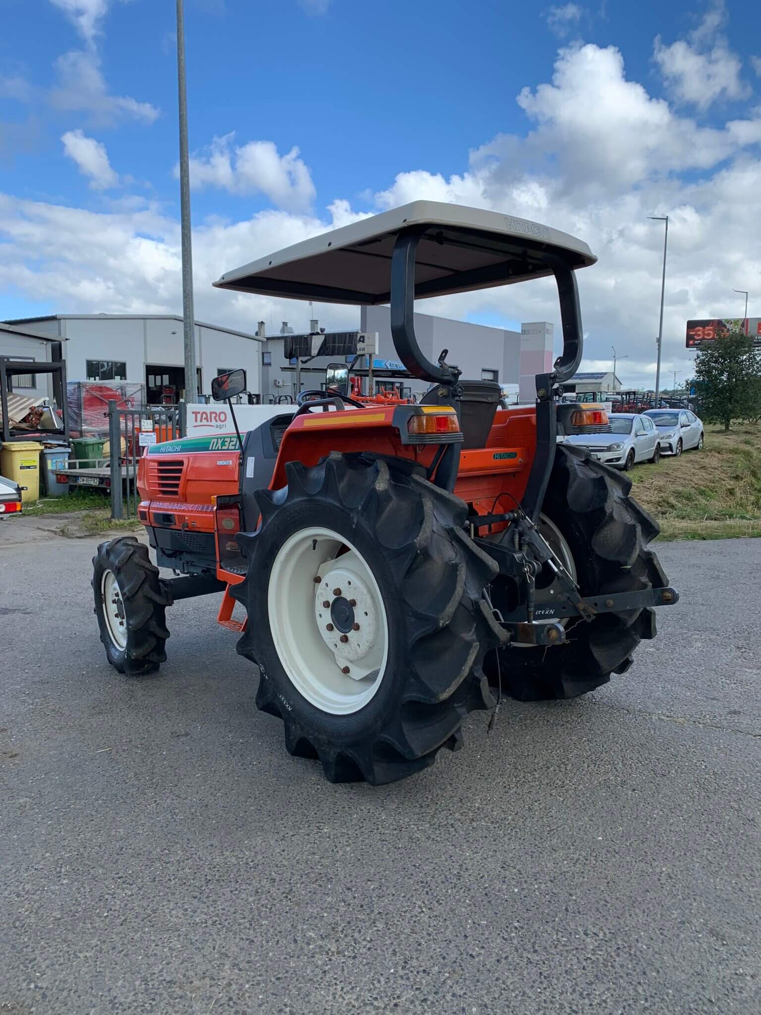 Traktorek Hitachi NX321