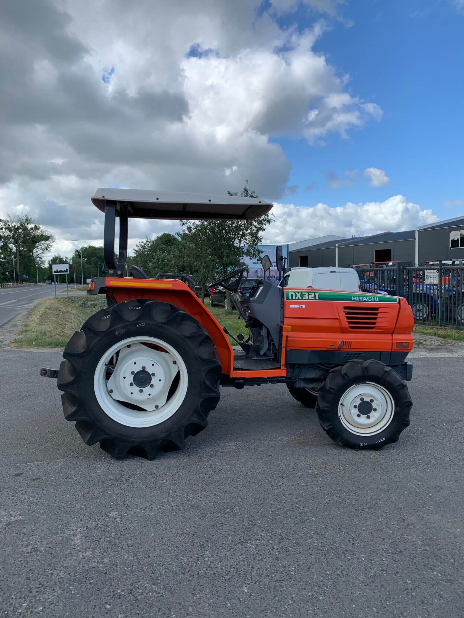 Traktorek Hitachi NX321