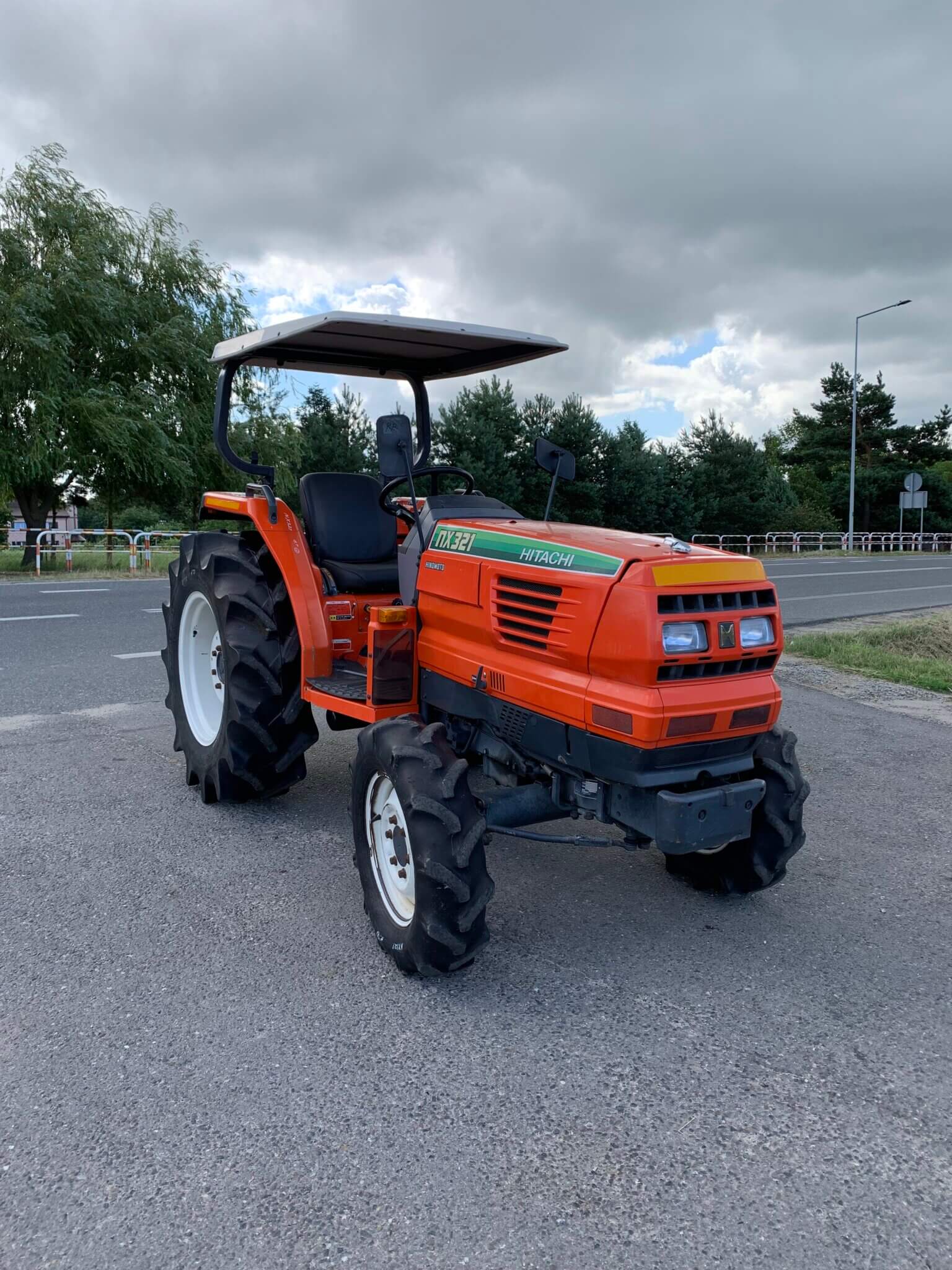 Traktorek Hitachi NX321