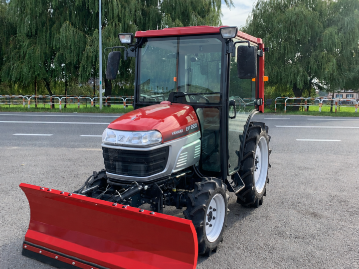 Traktorek Yanmar EF220 z kabiną i pługiem do śniegu