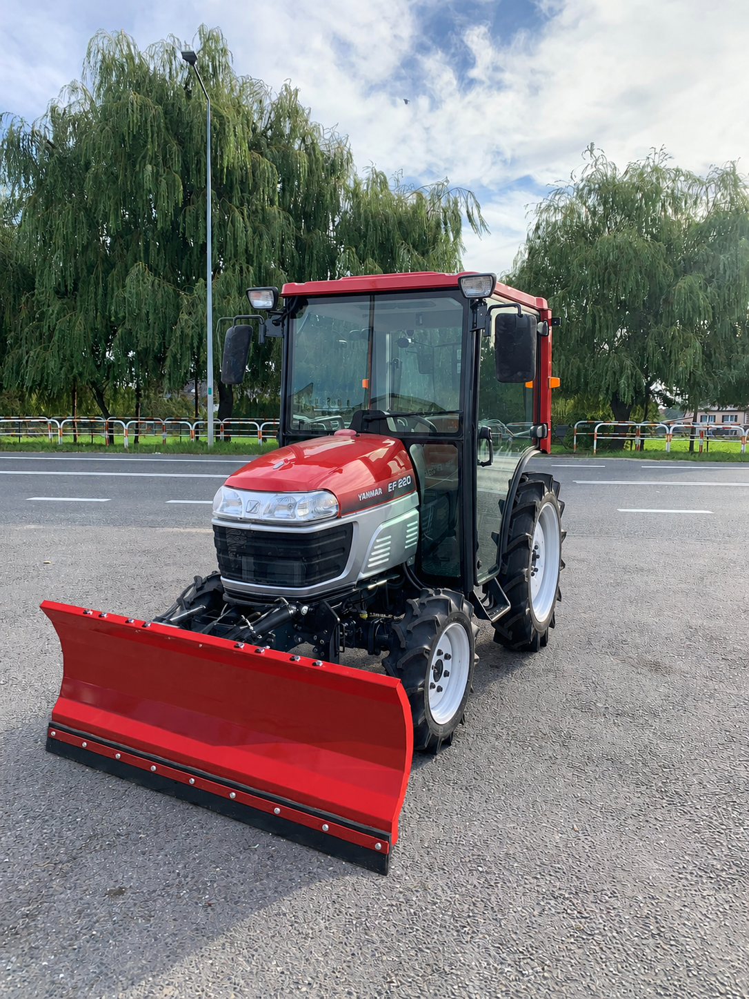 Traktorek Yanmar EF220 z kabiną i pługiem do śniegu