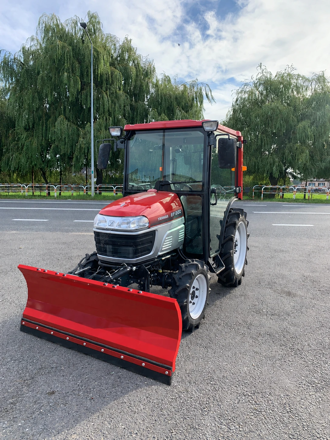 Traktorek Yanmar EF220 z kabiną i pługiem do śniegu