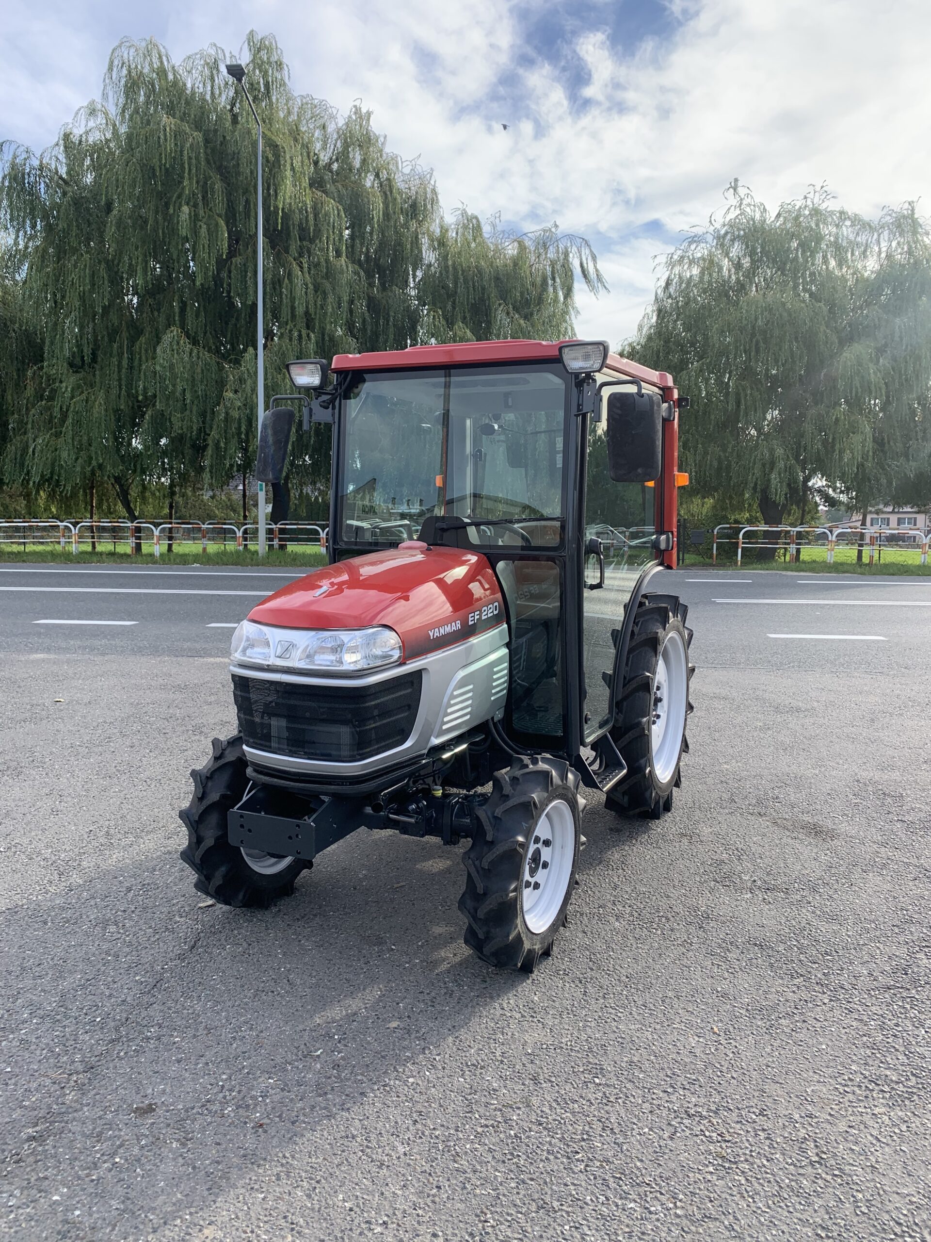 Traktorek Yanmar EF220
