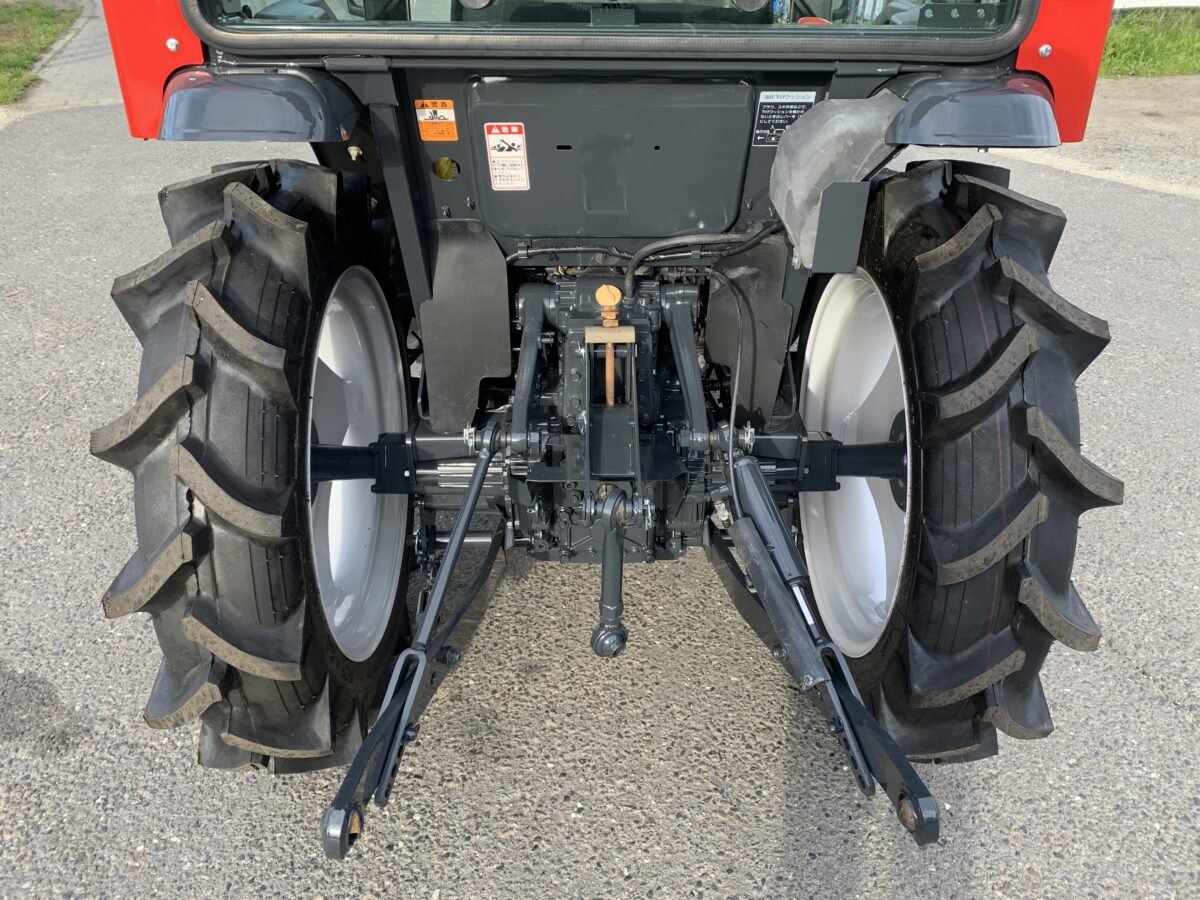 Traktorek Yanmar EF220 z kabiną i pługiem do śniegu