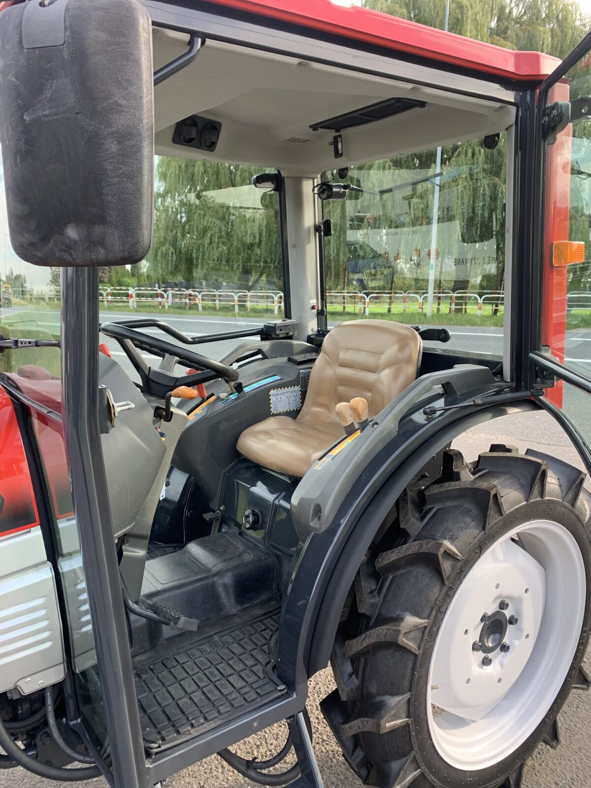 Traktorek Yanmar EF220 z kabiną i pługiem do śniegu