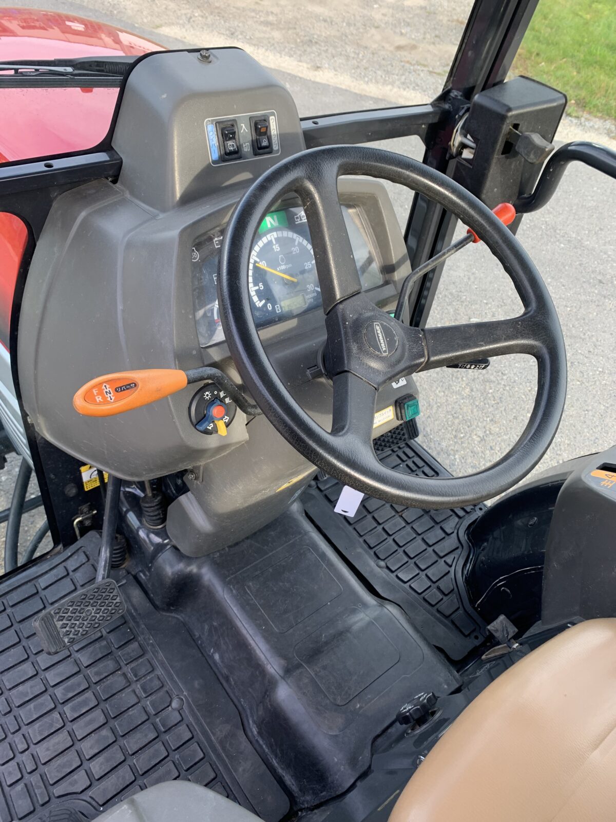 Traktorek Yanmar EF220 z kabiną i pługiem do śniegu