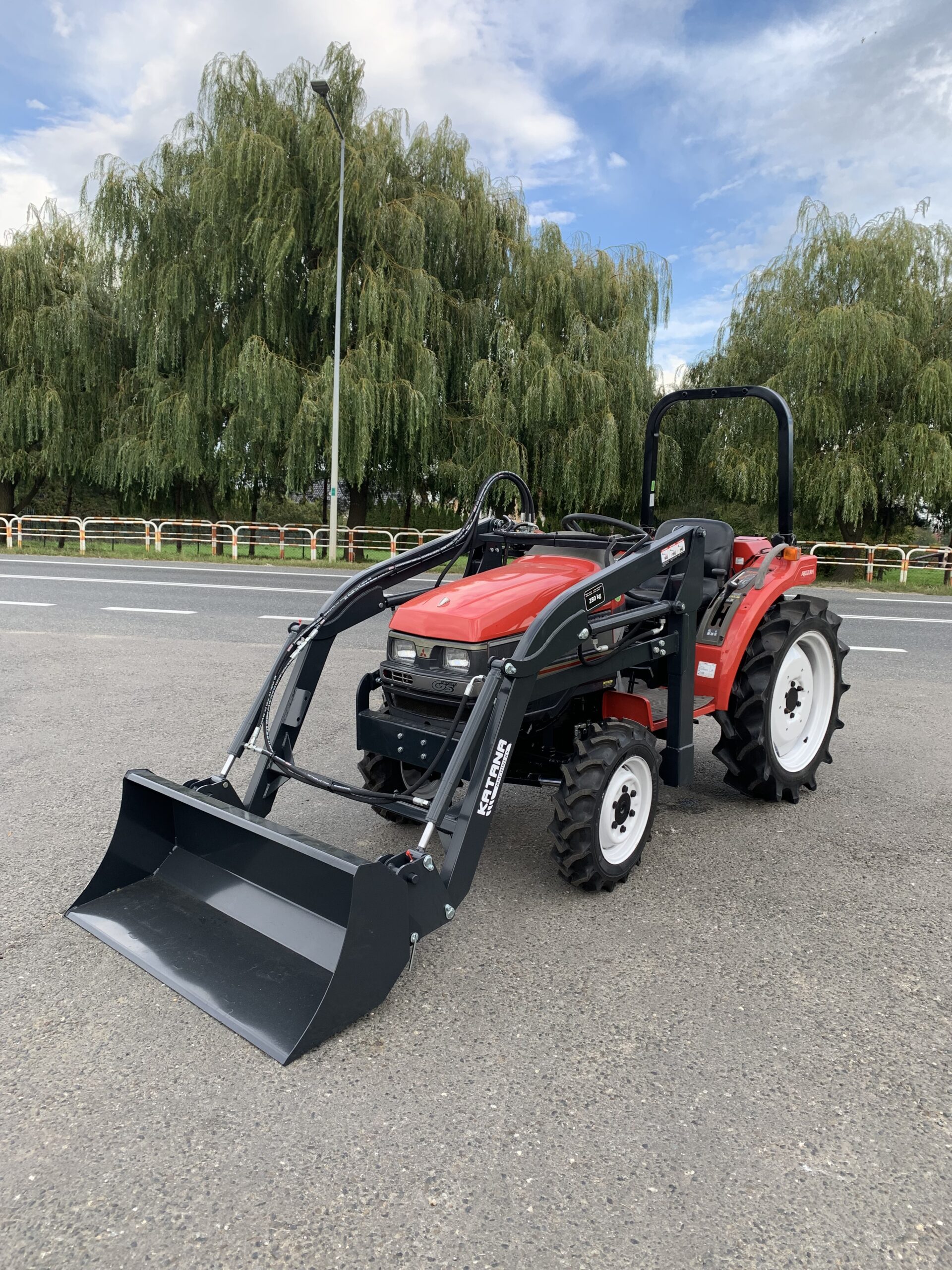 Traktorek Mitsubishi MT201 z ładowaczem czołowym