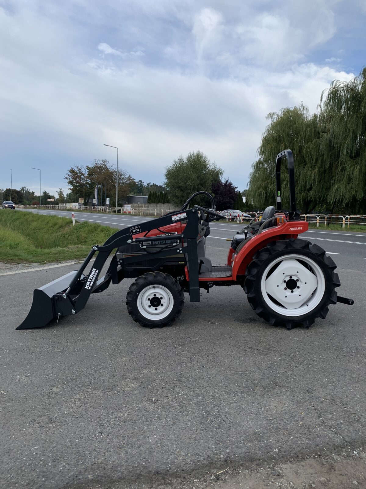 Traktorek Mitsubishi MT201 z ładowaczem czołowym