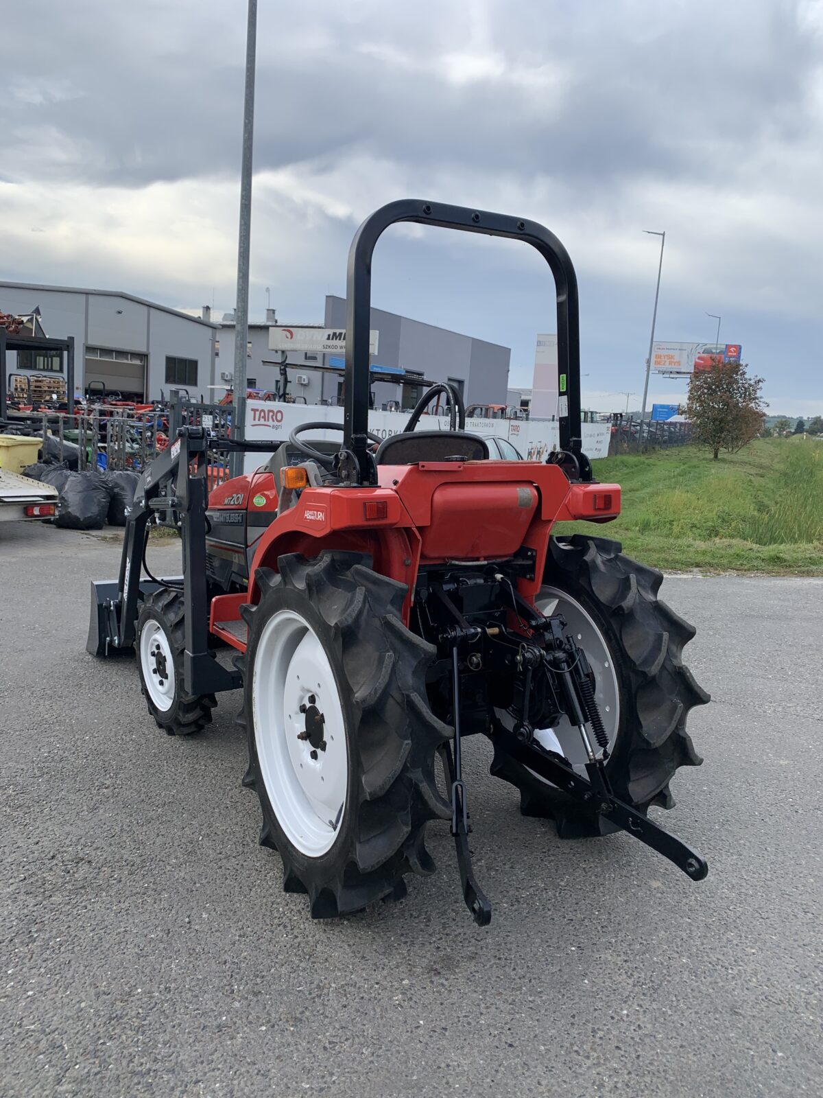 Traktorek Mitsubishi MT201 z ładowaczem czołowym