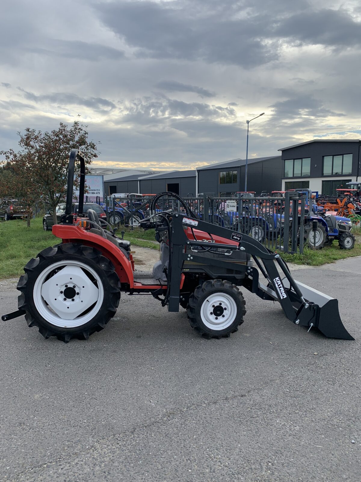 Traktorek Mitsubishi MT201 z ładowaczem czołowym