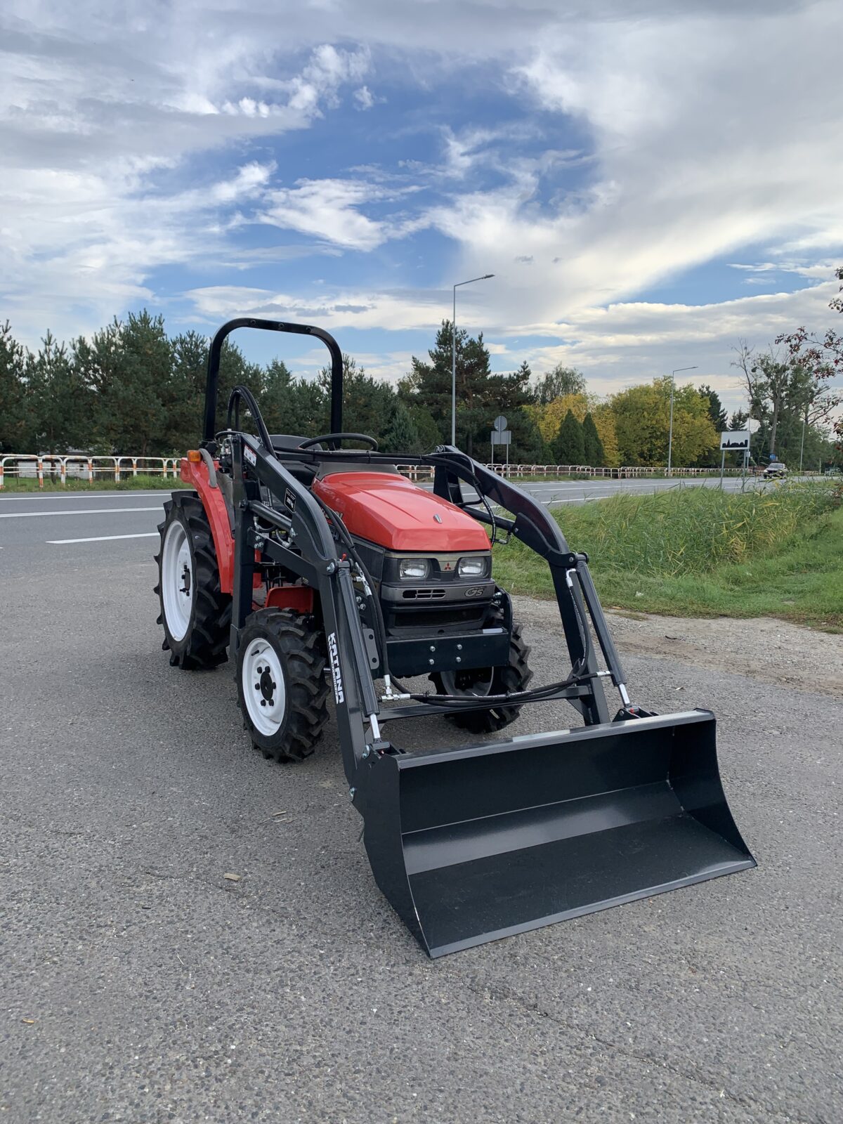 Traktorek Mitsubishi MT201 z ładowaczem czołowym
