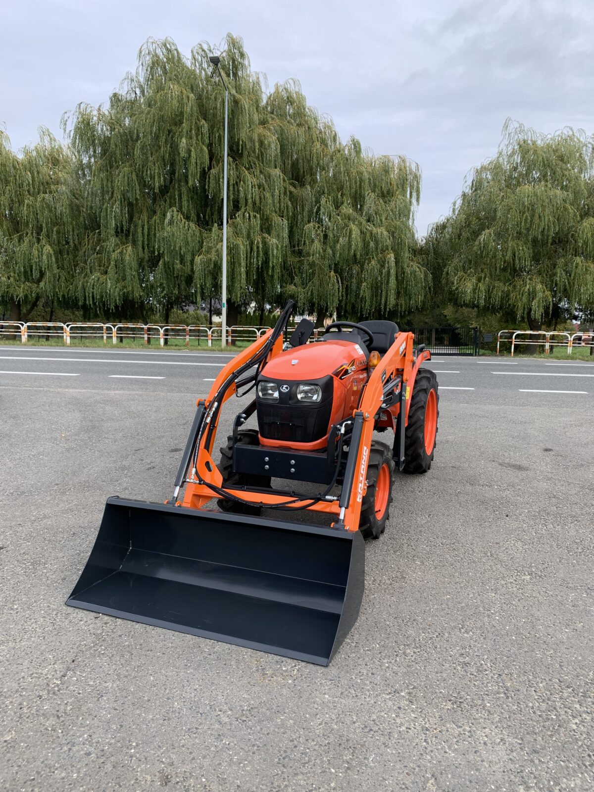 Traktorek Kubota NeoStar B2741 z ładowaczem czołowym demontowanym