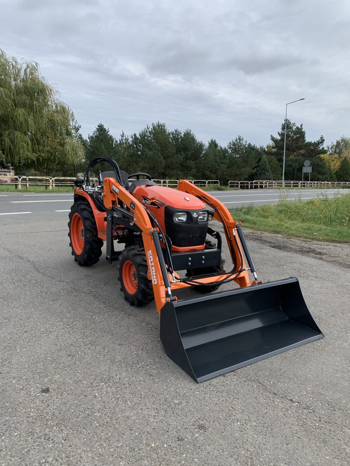 Traktorek Kubota NeoStar B2741 z ładowaczem czołowym demontowanym