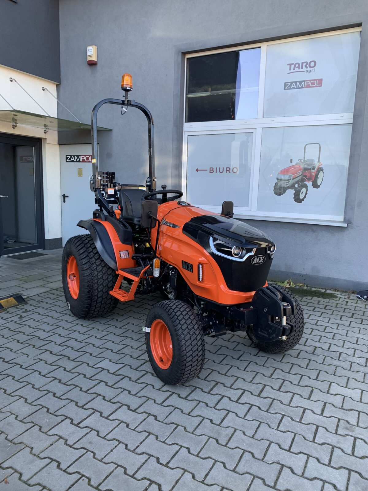 Traktorek ACE Veer 3000 opony do trawy