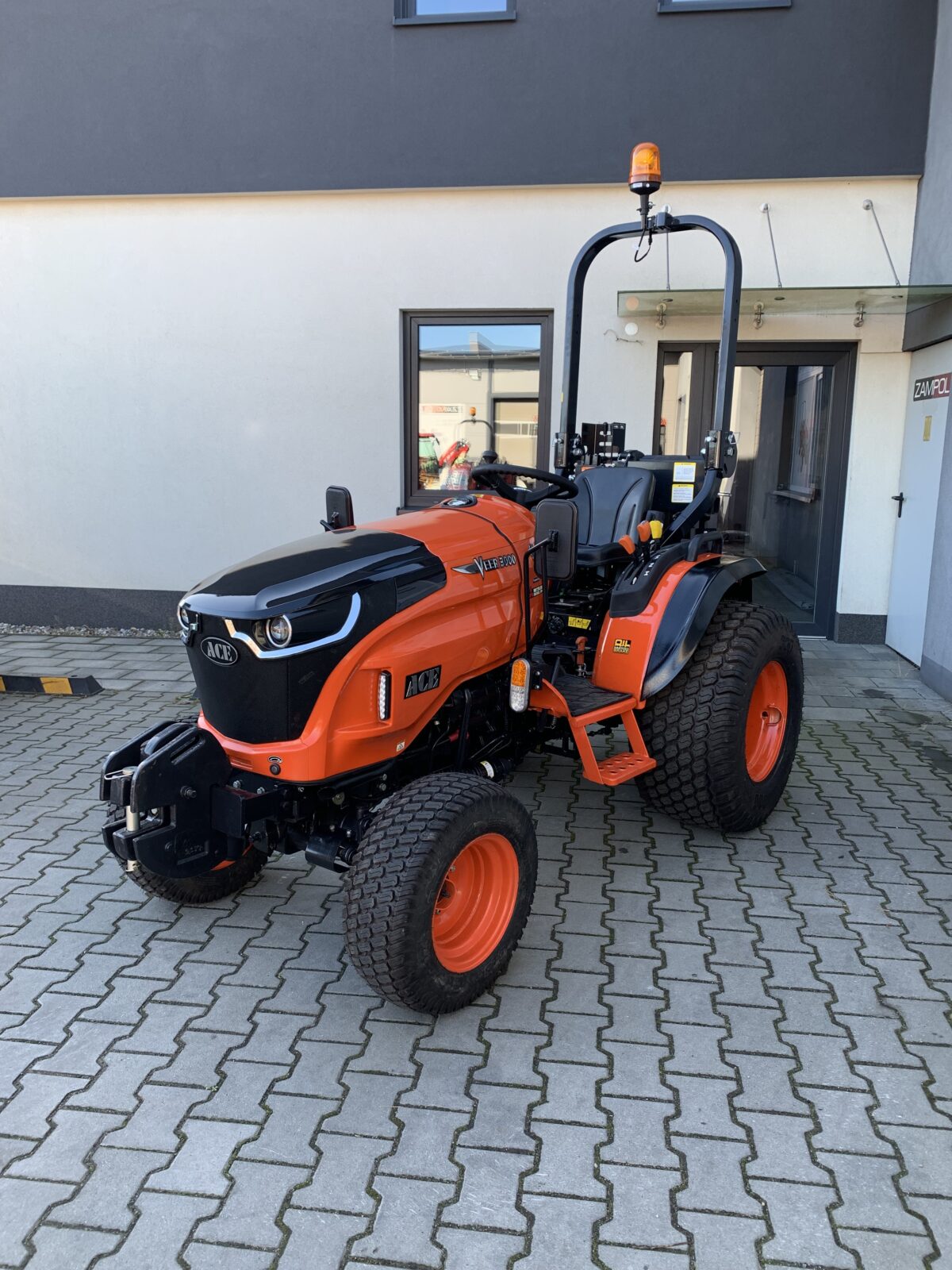 Traktorek ACE Veer 3000 opony do trawy