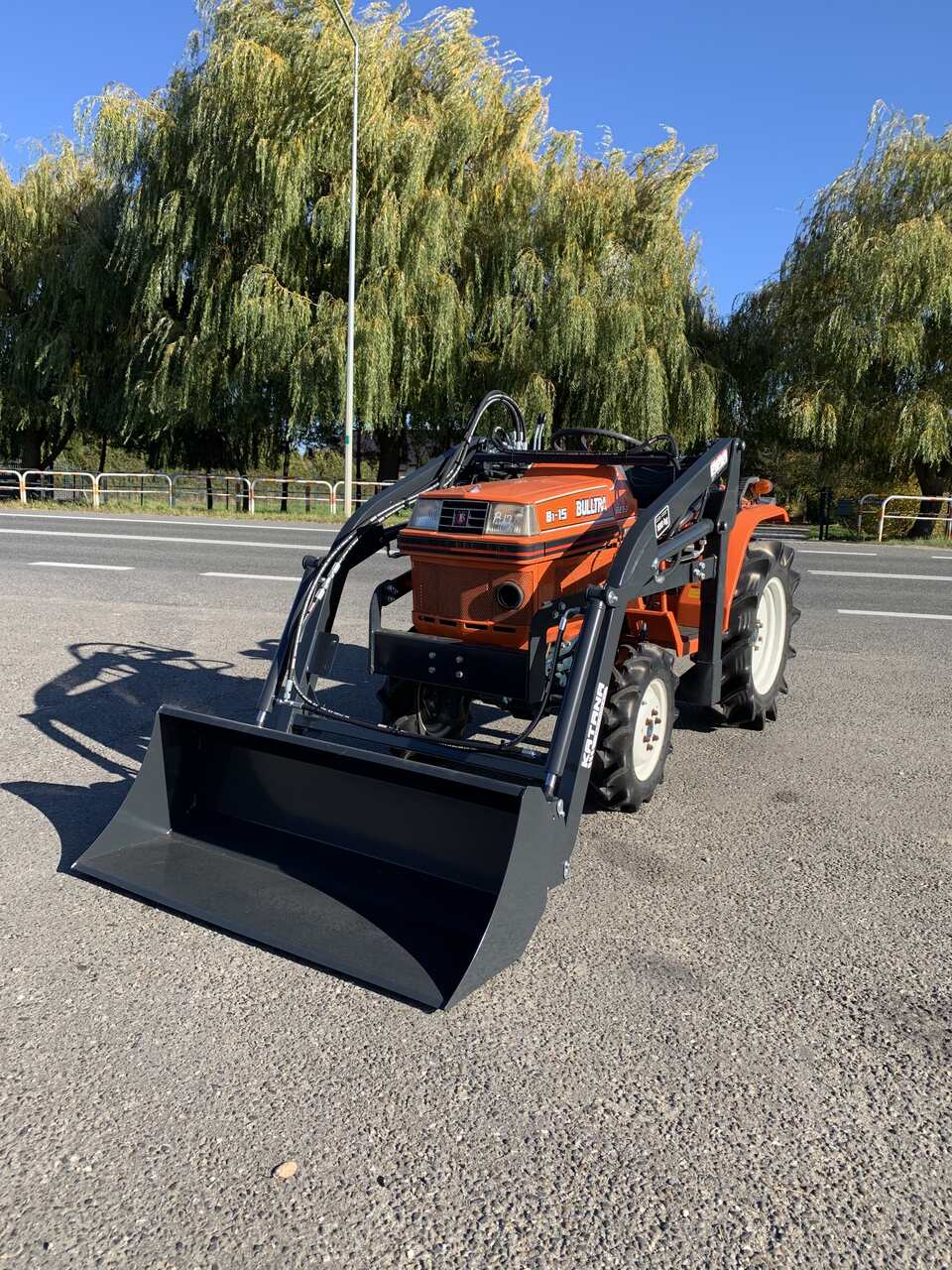 Traktorek Kubota B1-15 z ładowaczem czołowym