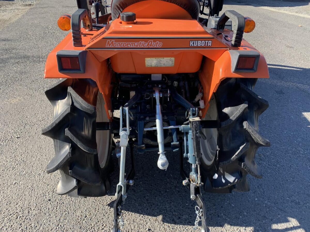 Traktorek Kubota B1-15 z ładowaczem czołowym