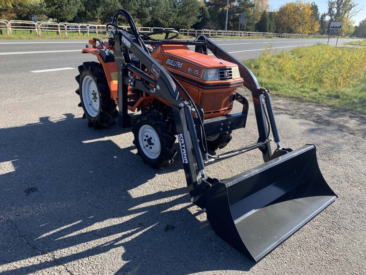Traktorek Kubota B1-15 z ładowaczem czołowym