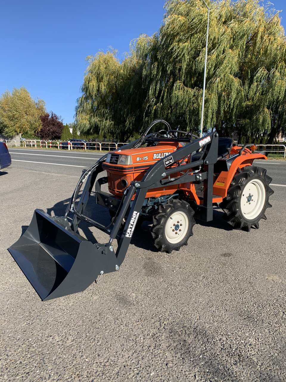 Traktorek Kubota B1-15 z ładowaczem czołowym
