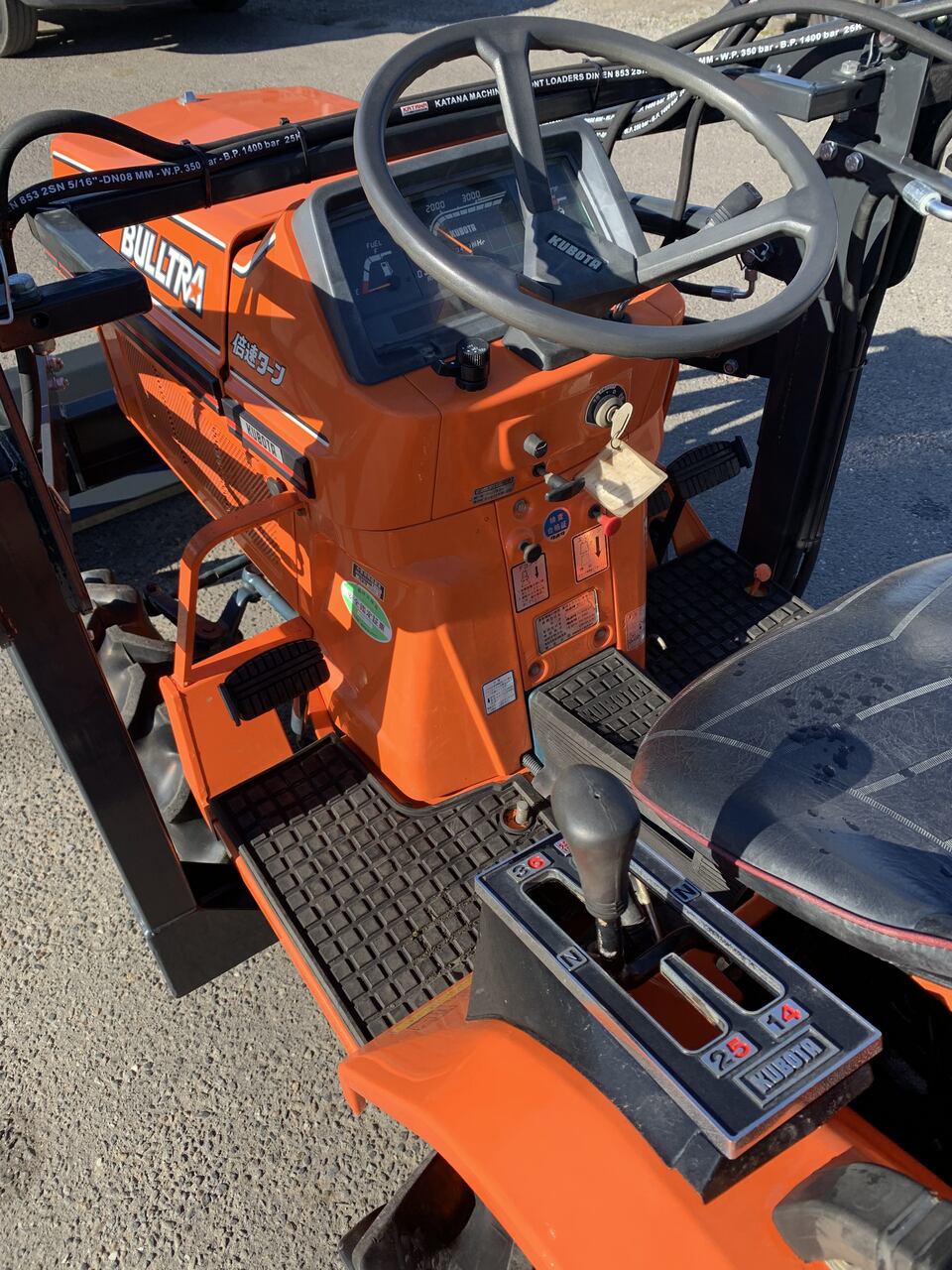 Traktorek Kubota B1-15 z ładowaczem czołowym