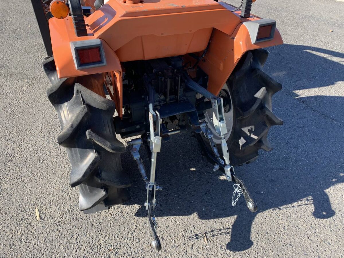 Traktorek Kubota B1-15 z ładowaczem czołowym