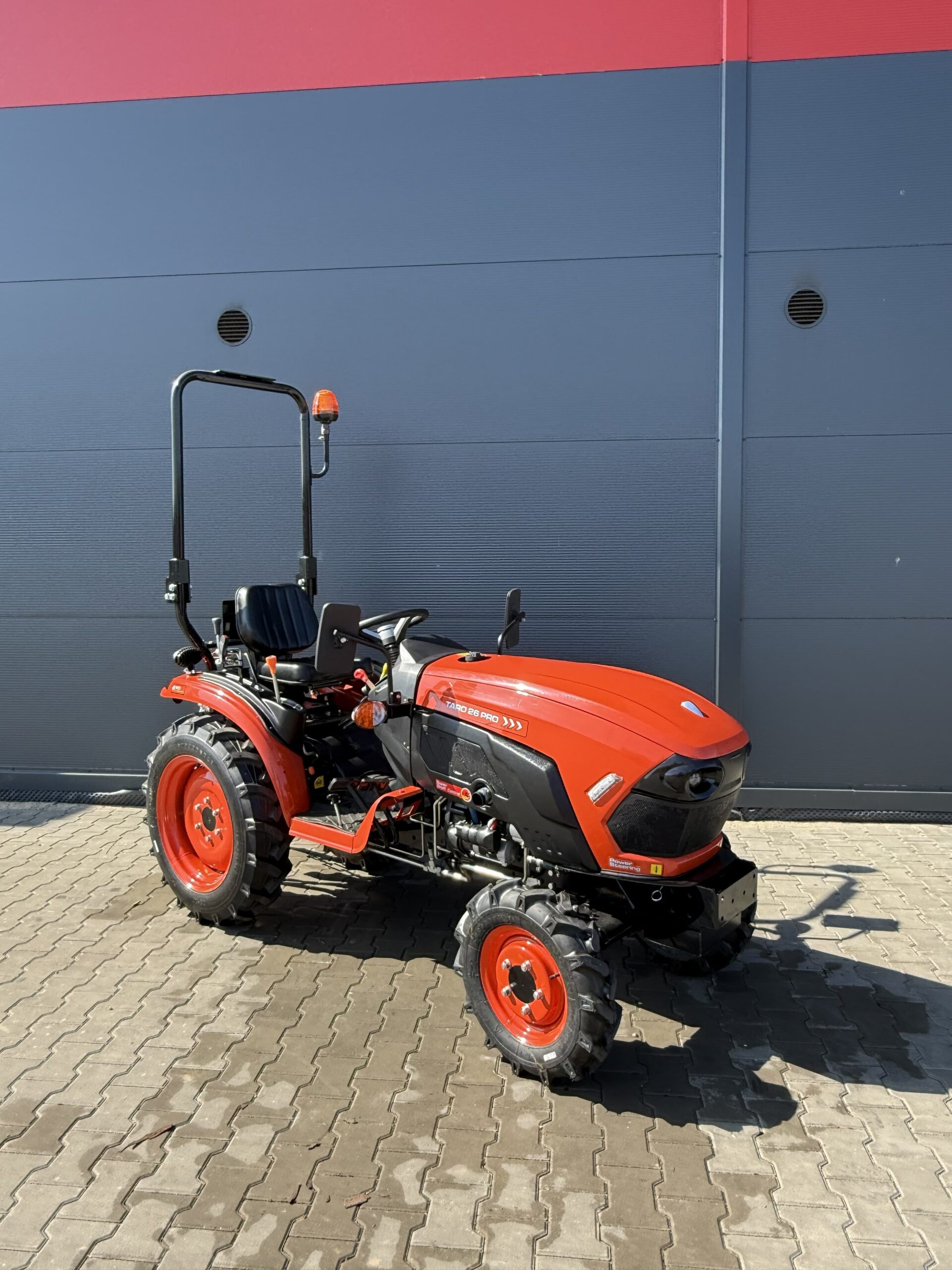 Traktorek Taro B26