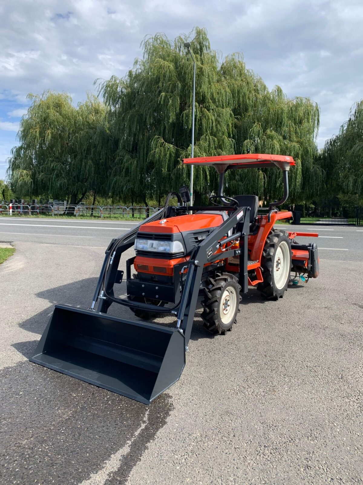 Traktorek Kubota GL201 z ładowaczem czołowym i glebogryzarką