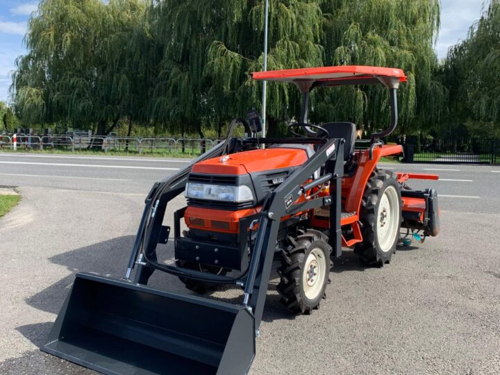 Traktorek Kubota GL201 z ładowaczem czołowym i glebogryzarką