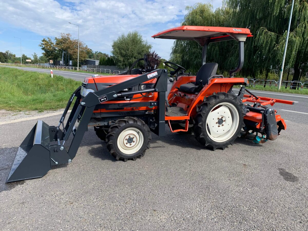 Traktorek Kubota GL201 z ładowaczem czołowym i glebogryzarką